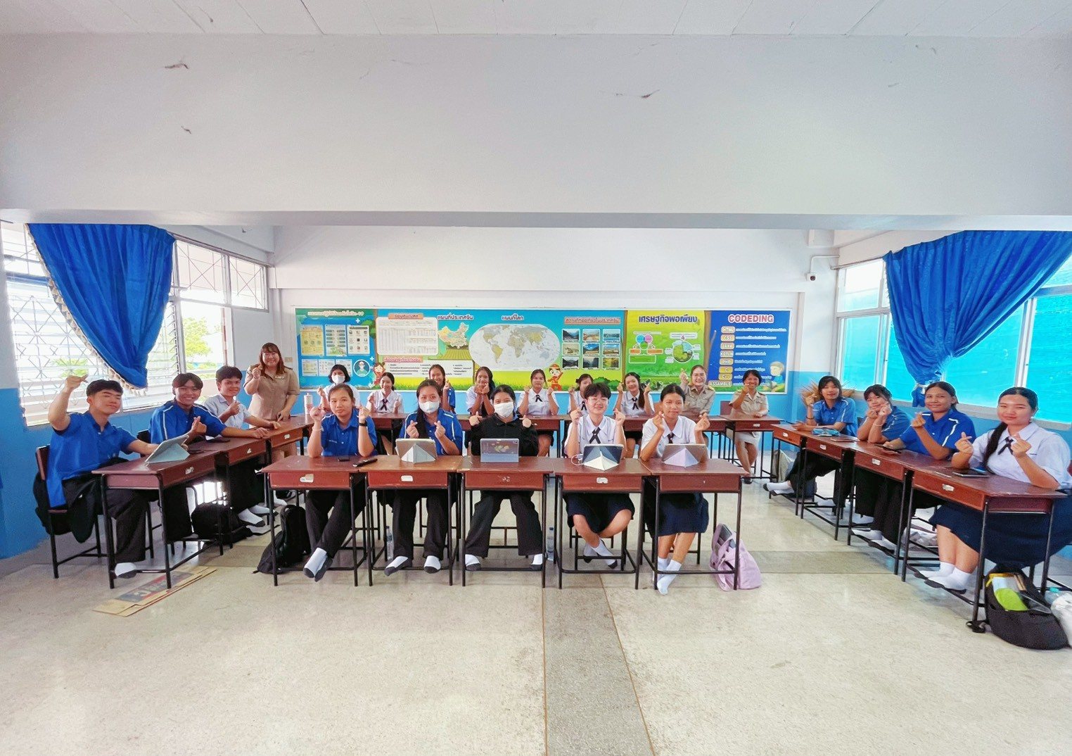 ผู้อำนวยการโรงเรียนได้ลงพื้นที่ติดตามการจัดการเรียนการสอนผ่านเว็บไซต์ Edsy ของนักเรียนชั้นมัธยมศึกษาปีที่ 6/1