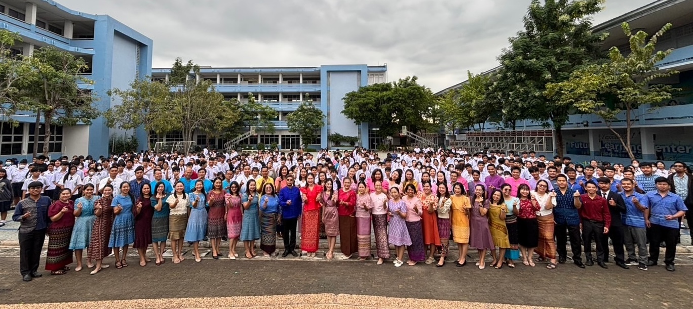 โรงเรียนเทศบาล 1 กิตติขจร นำโดยดร.สุพจนีย พัดจาด ผู้อำนวยการโรงเรียนเทศบาล 1 กิตติขจรพร้อมด้วยคณะครูและนักเรียนได้ร่วมแสดงความยินดีแก่คุณครูกัญญาภัทร ทัศวงษ์ เนื่องในโอกาสย้ายกลับภูมิลำเนาเดิม