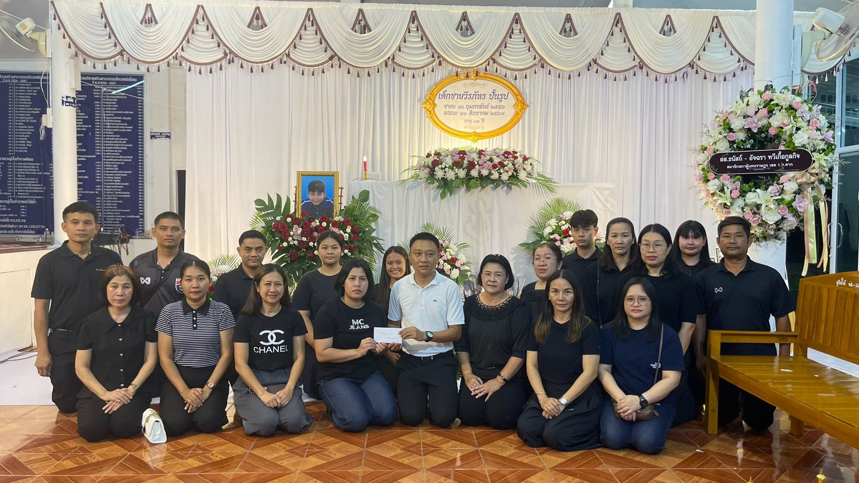 คณะผู้บริหาร คณะครู บุคลากร และตัวแทนนักเรียน โรงเรียนเทศบาล ๑ กิตติขจร ร่วมเป็นเจ้าภาพสวดพระอภิธรรม เด็กชายวีรภัทร ปั้นรูป นักเรียนชั้นมัธยมศึกษาปีที่ 2
