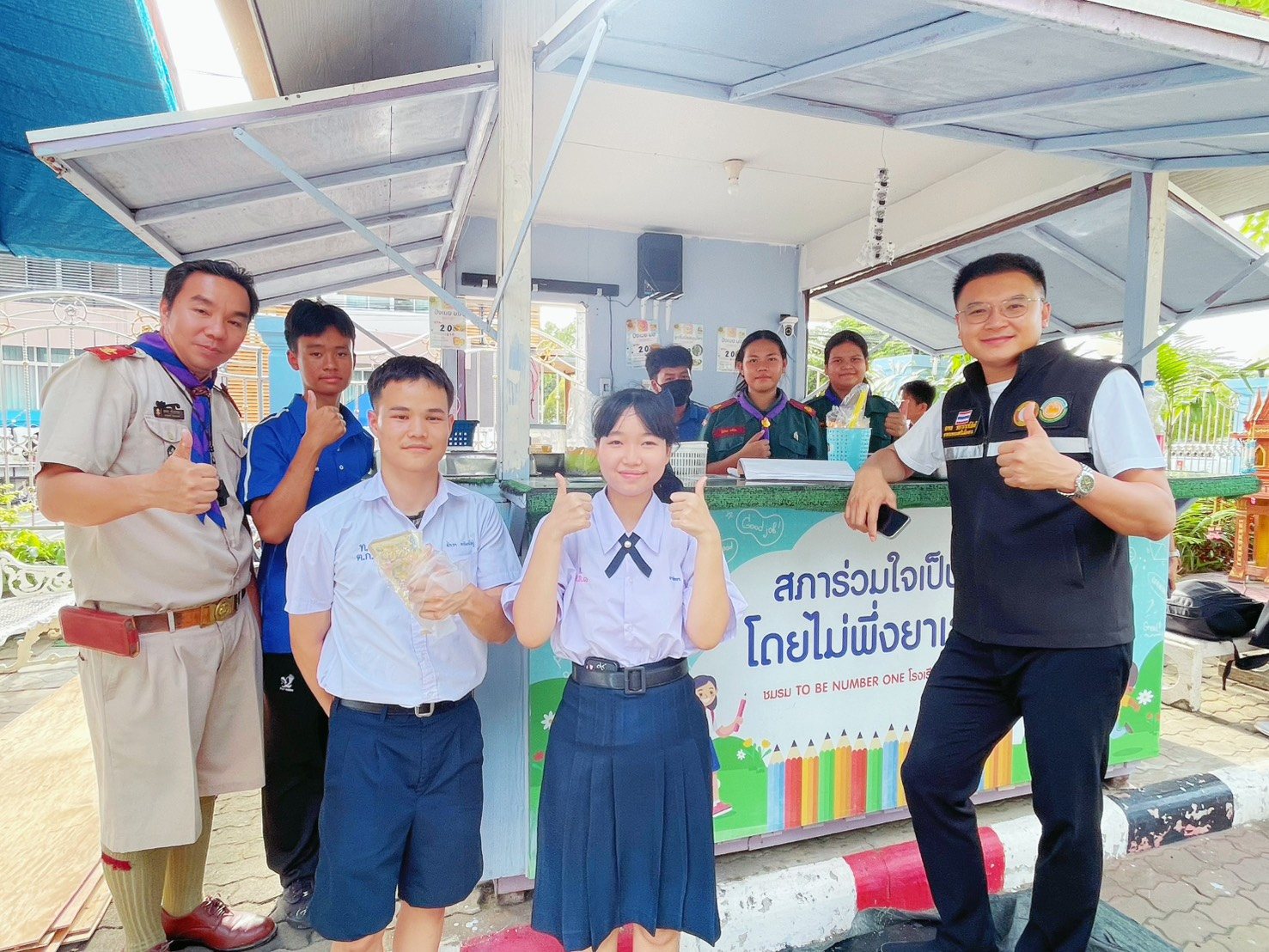 นายณพล ชยานนท์ภักดี นายกเทศมนตรีเมืองตาก  ที่ได้ให้เกียรติเยี่ยมชมและร่วมอุดหนุนอาหารและเครื่องดื่ม จากร้านค้าฝึกทักษะอาชีพของนักเรียนโรเรียนเทศบาล ๑ กิตติขจร